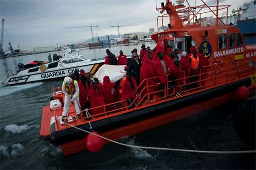 España salva a migrantes que cruzaban el Mediterráneo